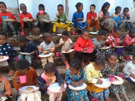 Bambini della scuola a pranzo